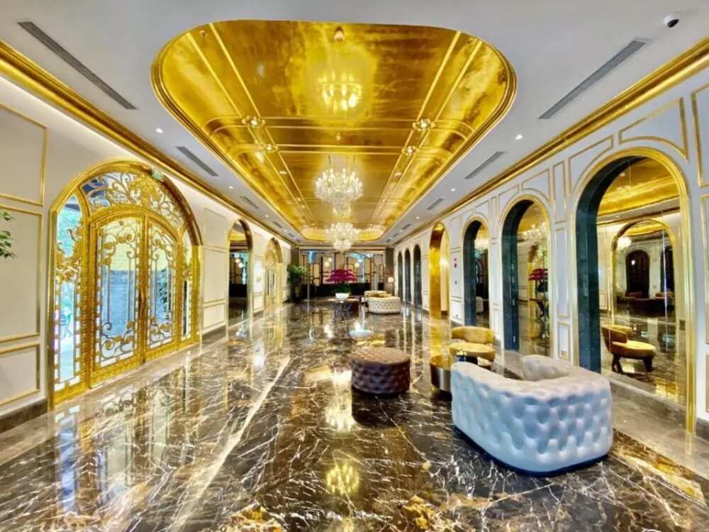 Tak sangka stik pun bersalut emas, ini antara tarikan hotel emas